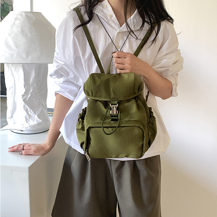 Damen Rucksack aus Nylon ⎜ Leichter Freizeitrucksack in kompakter Größe mit Seitentaschen für Alltag & Schule