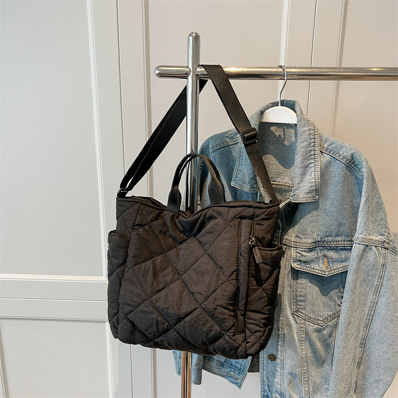 Damen Umhängetasche ⎜ Gestepptes Design mit Tragegriff für Alltag, Büro und Freizeit