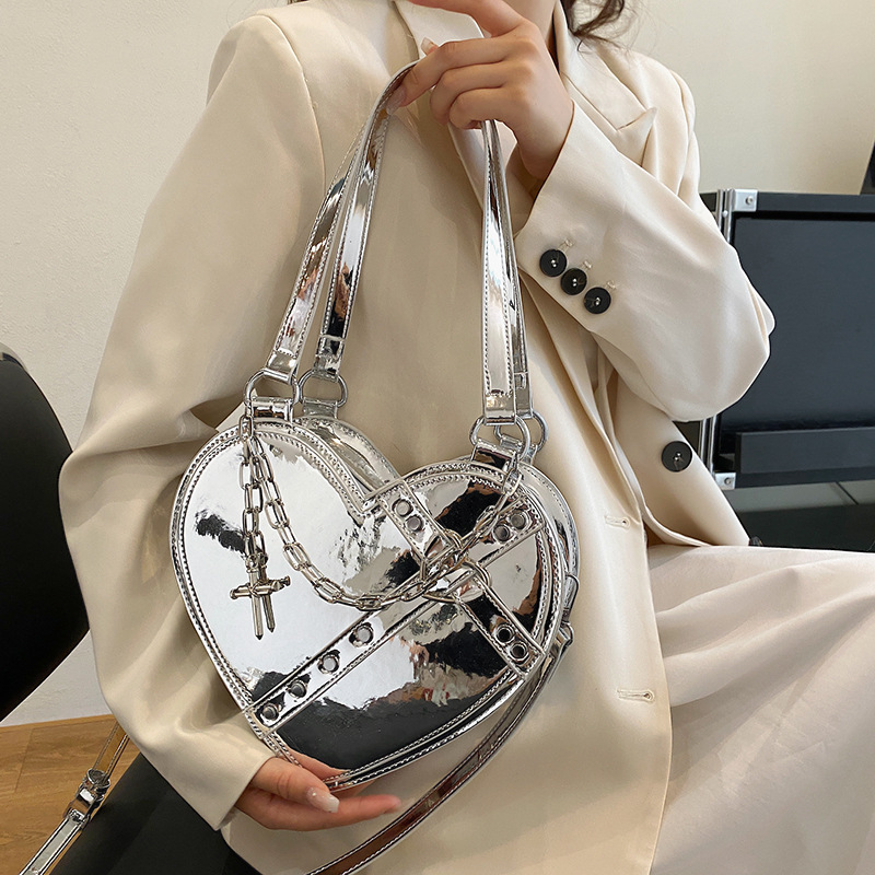 Herzförmige Umhängetasche für Damen ⎜ Glänzende Tasche mit Kette für Alltag und Anlass
