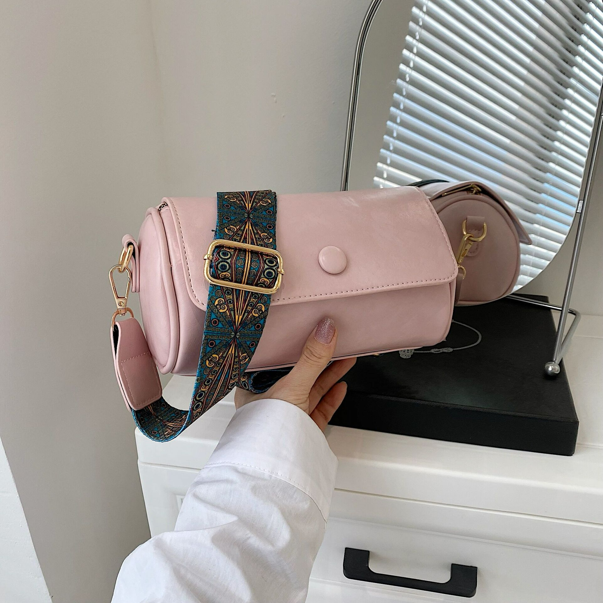 Schultertasche für Damen mit breitem Gurt ⎜ Stylische Umhängetasche in Zylinderform für Alltag und Freizeit