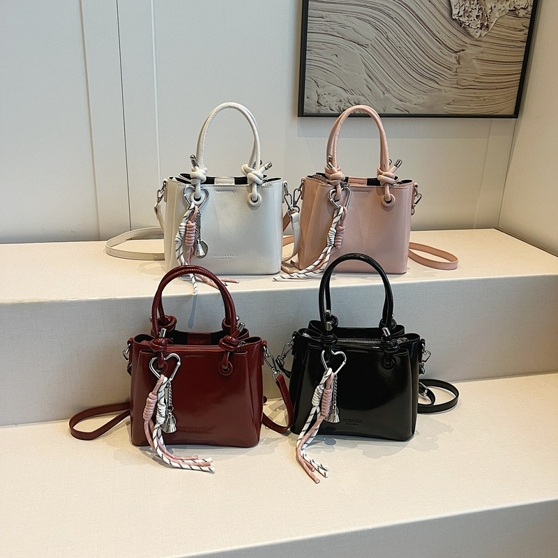 Damen Bucket Bag ⎜ Glänzende Umhängetasche mit Griff für Alltag und Events