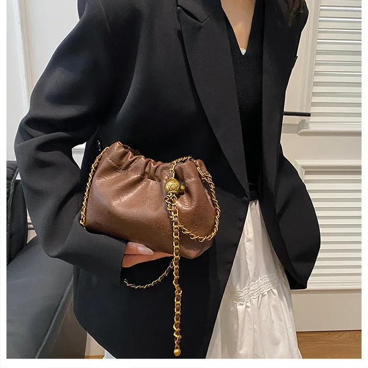Damen Umhängetasche Mit Kette ⎜ Modische Retro Tasche Mit Weichem Design Für Alltag Und AusgehenDamen Umhängetasche Mit Kette ⎜ Modische Retro Tasche Mit Weichem Design Für Alltag Und Ausgehen