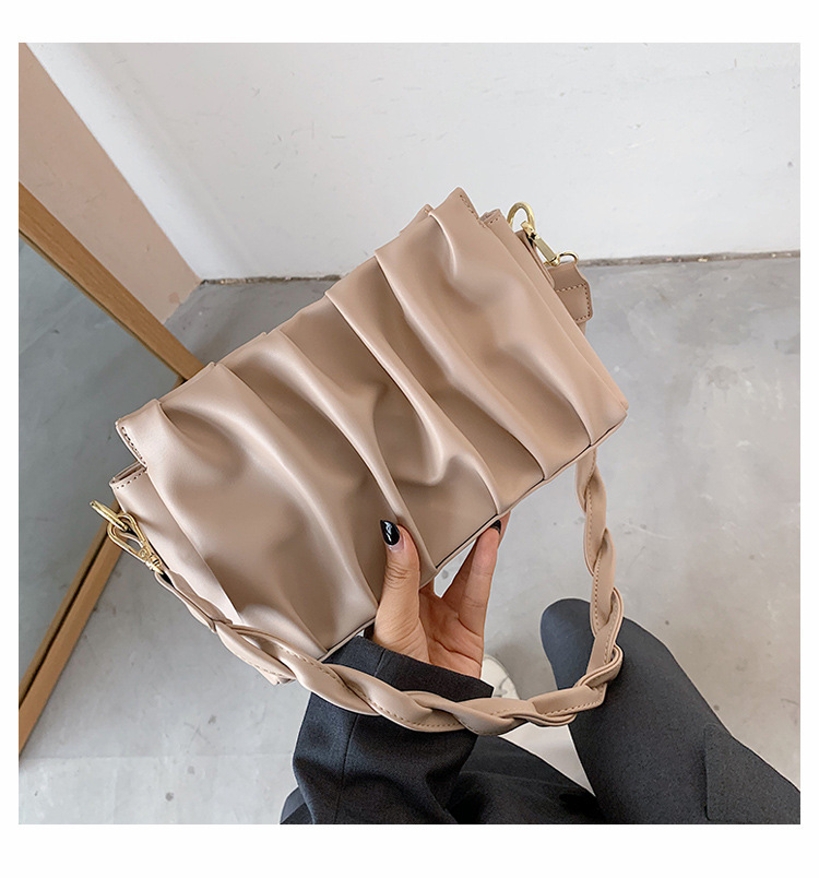 Kleine Damen Schultertasche ⎜ Modische Umhängetasche mit Faltenoptik und Stilvollem Kettenriemen