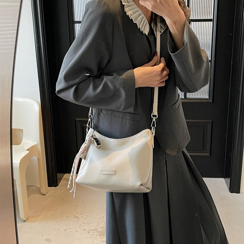 Damen Schultertasche im Bucket-Stil ⎜ Modische Unterarmtasche mit Riemen für Alltag und Freizeit