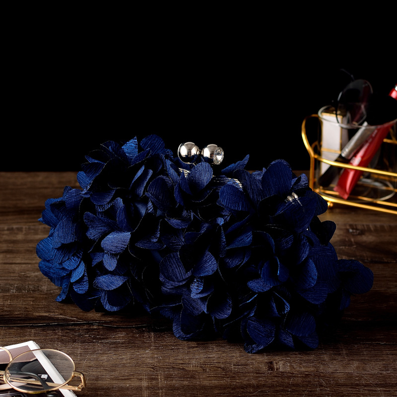 Abendtasche für Damen ⎜ Elegante Clutch mit Blumenapplikationen für besondere Anlässe