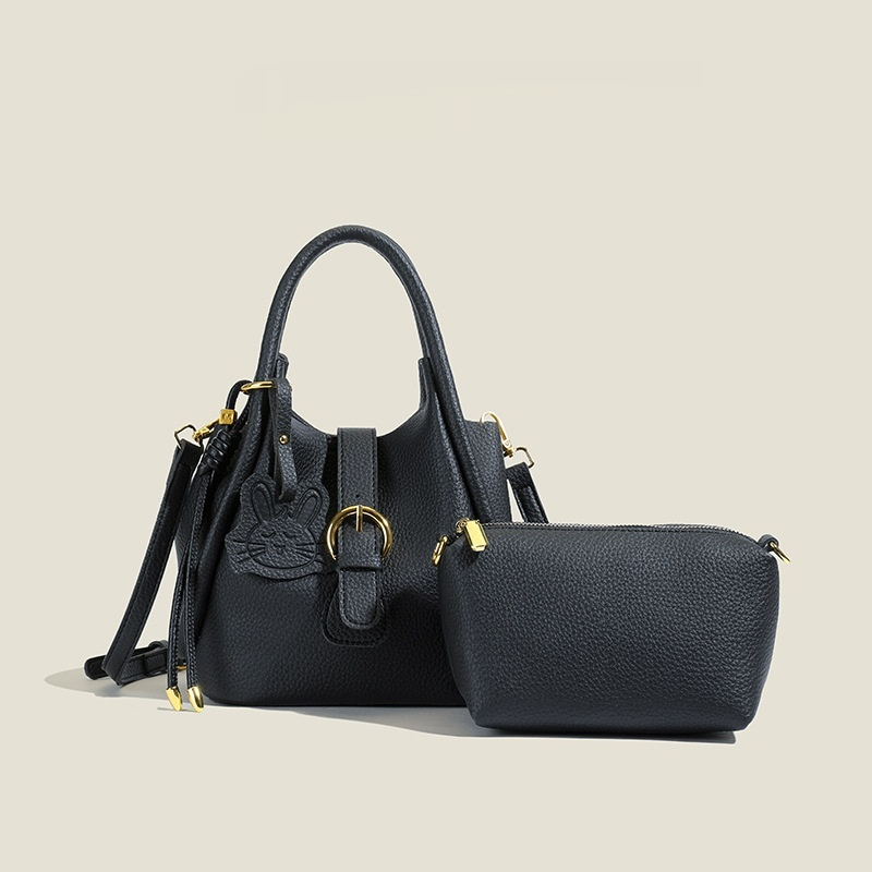 Handtasche mit Kaninchen-Anhänger ⎜ Stylische Umhängetasche mit Praktischer Tasche und Goldenen Details