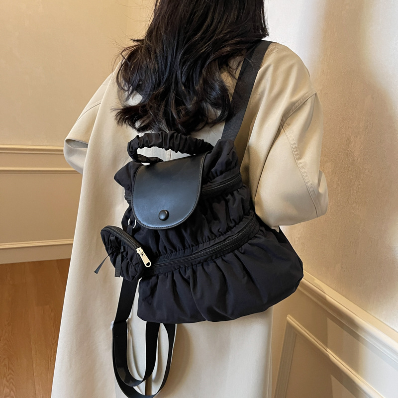 Rucksack mit Faltenoptik ⎜ Modischer Tagesrucksack für Damen mit Tragegriff und Seitentasche