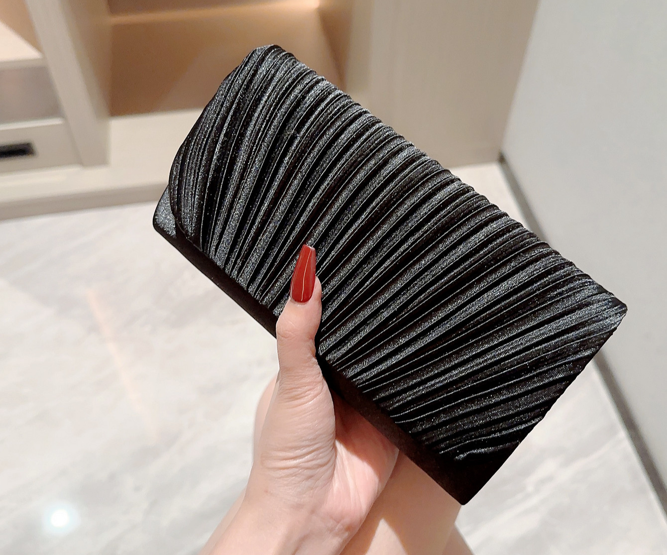 Kleine Clutch für Damen ⎜ Elegante Handtasche mit glänzendem Design für besondere Anlässe