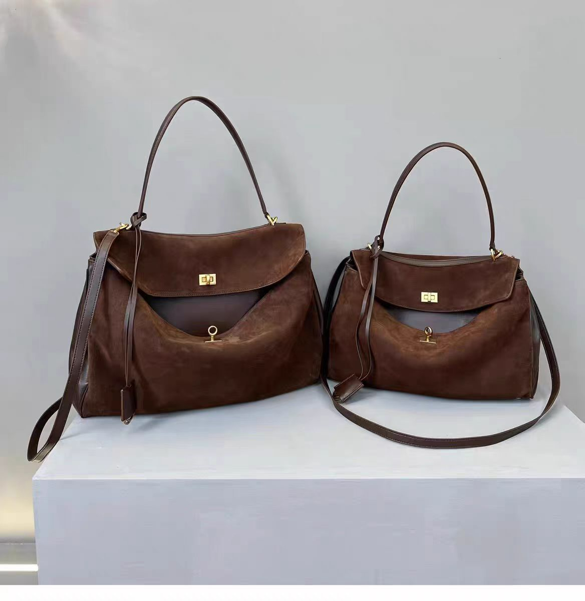 Handtasche für Damen ⎜ Große Schultertasche in Wildlederoptik mit Drehverschluss und Trageriemen für den Alltag