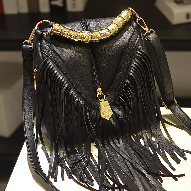Damen Umhängetasche mit Fransen ⎜ Modische Schultertasche im Boho-Stil mit Reißverschluss und Goldakzenten