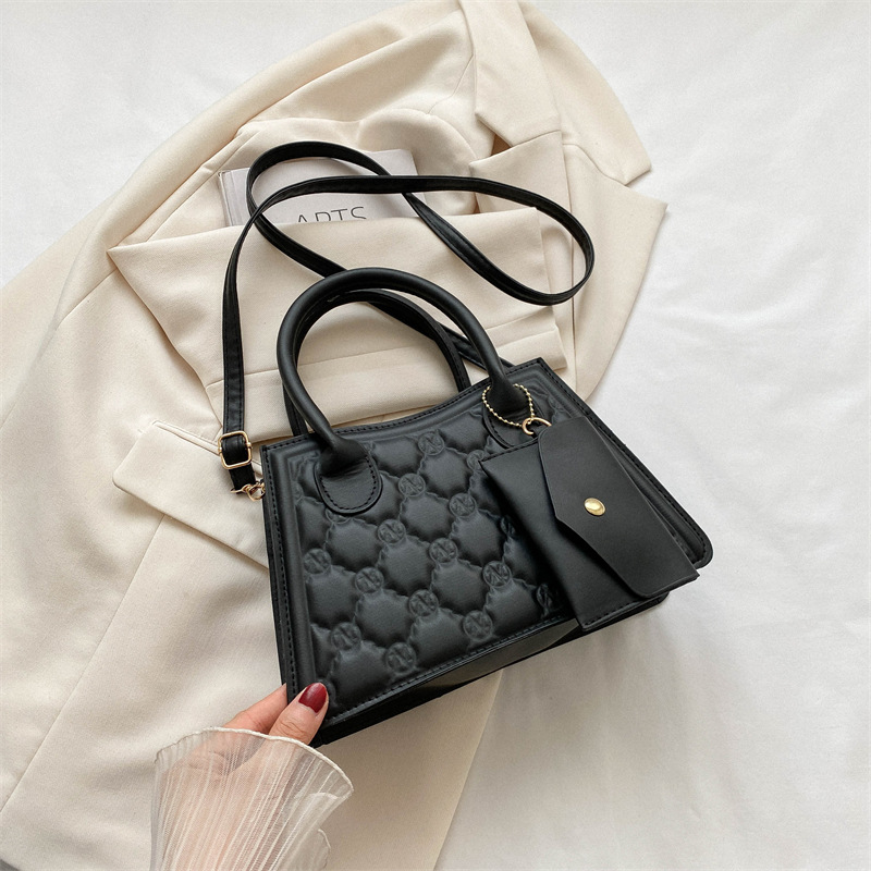 Kleine Umhängetasche für Damen ⎜ Modische Handtasche im quadratischen Design mit praktischer Vorder-Tasche