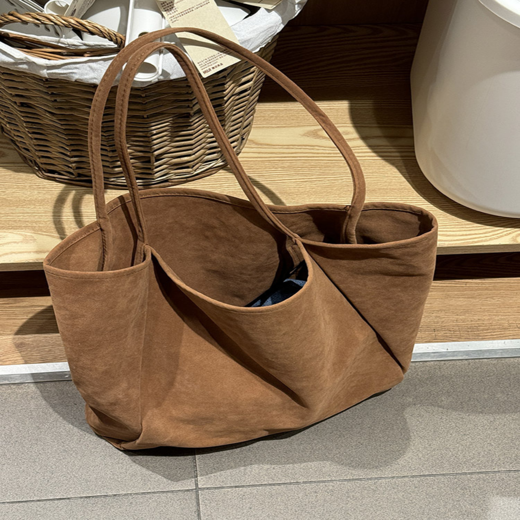 Schlichte Schultertasche für Damen ⎜ Große Suede Tasche mit Praktischen Trägern und Modischem Design