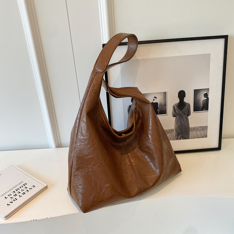 Lässige Schultertasche aus Leder ⎜ Großzügiger Stauraum mit modernem Design für jeden Tag