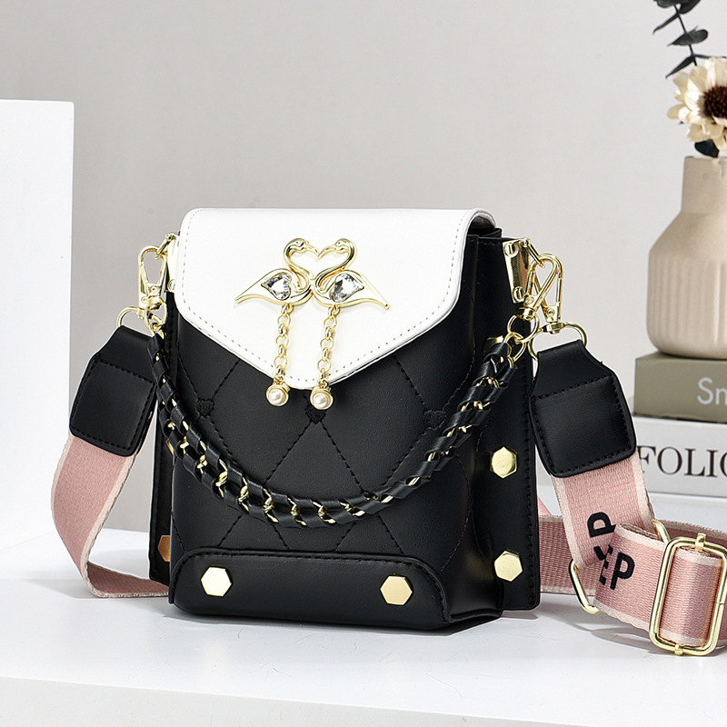 Umhängetasche für Damen ⎜ Kleine Schultertasche mit Perlenkette und Herzverschluss für stilvolle Outfits und Freizeit