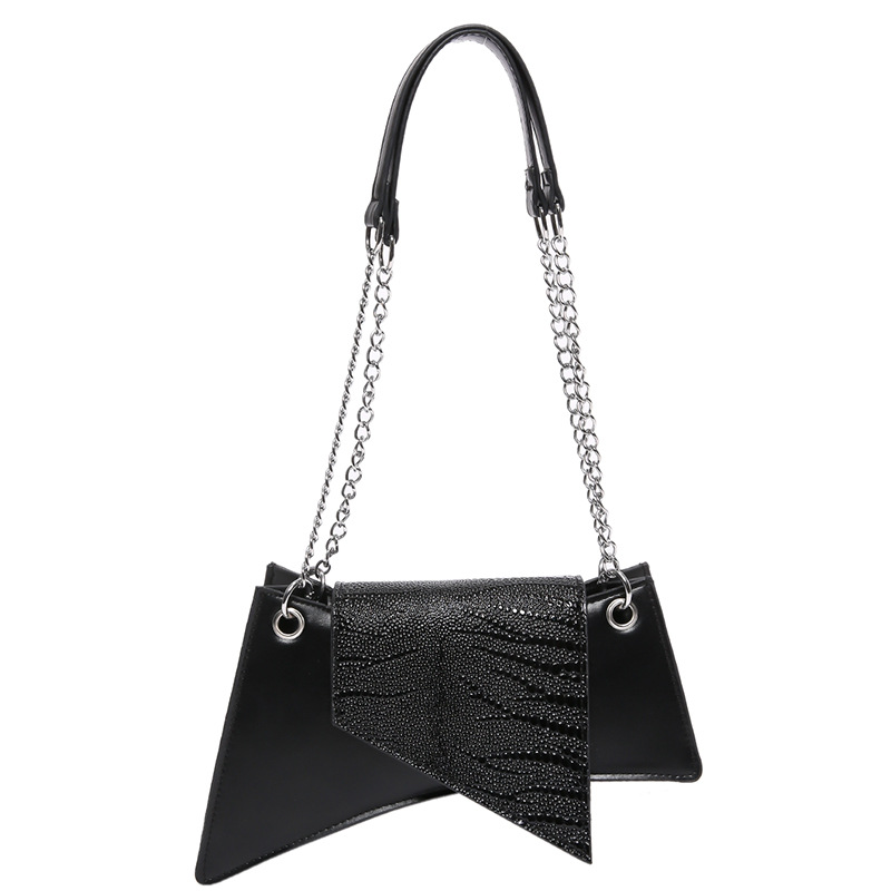 Kleine Umhängetasche für Damen ⎜ Modische Handtasche im geometrischen Design mit Kettenriemen