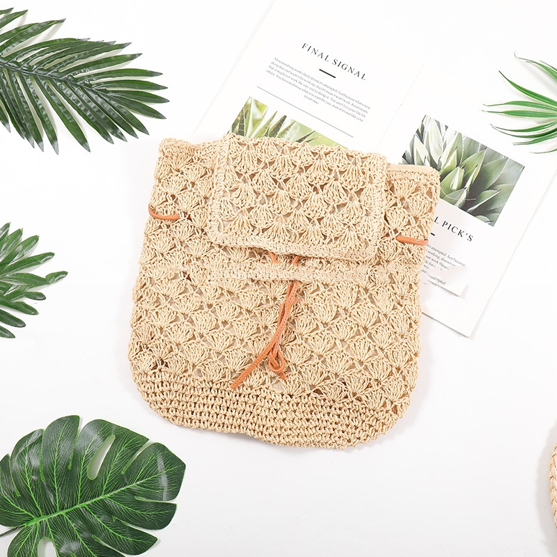 Damen Rucksack aus Strohgeflecht ⎜ Sommerliche Strandtasche im Boho-Stil mit Kordelzug und Klappverschluss