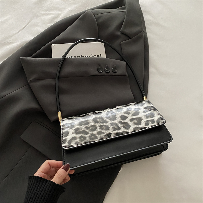 Damen Schultertasche ⎜ Elegante Umhängetasche mit Leopardenmuster und geräumigem Hauptfach