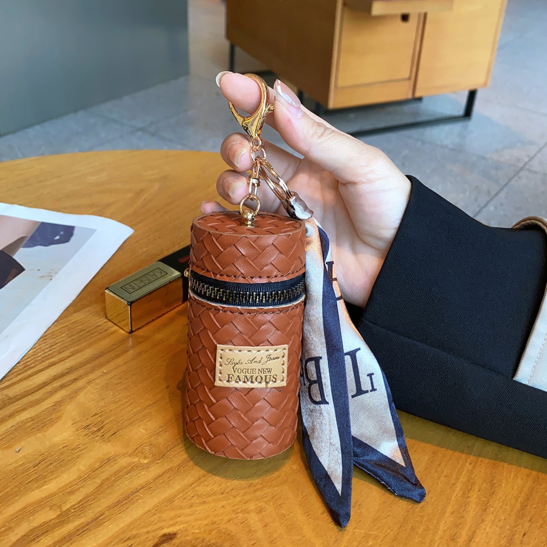 Mini Kosmetiktasche mit Anhänger ⎜ Stilvolle Zylindertasche für Münzen, Lippenstift und Kleinigkeiten unterwegs