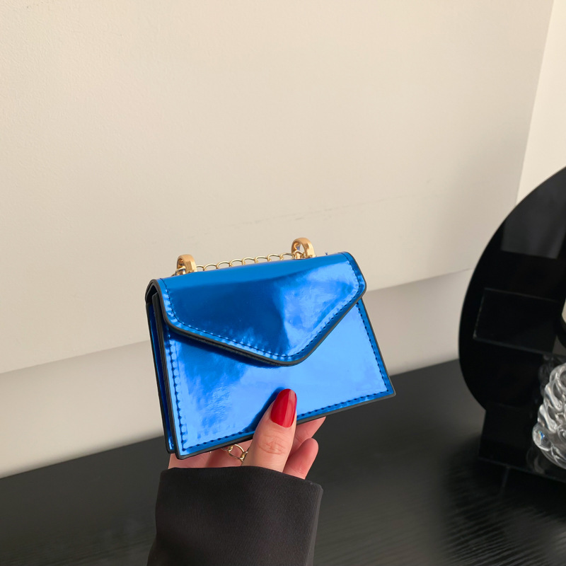 Mini Tasche für Damen ⎜ Glänzende Umhängetasche mit Kette für Lippenstift und Kleinigkeiten