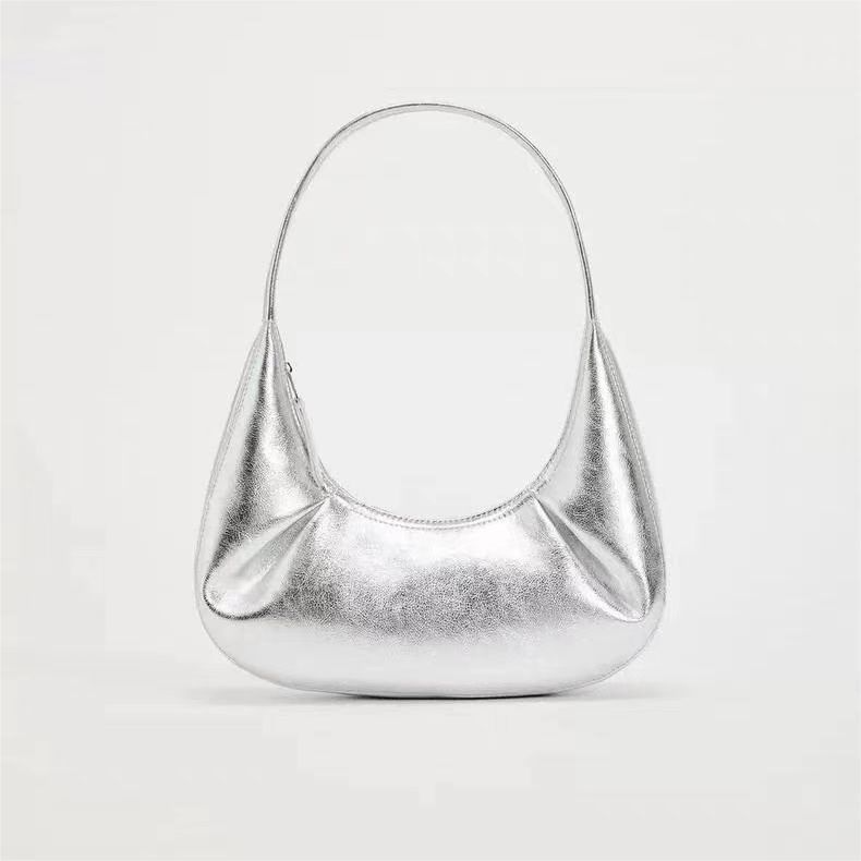 Schultertasche für Damen ⎜ Glänzende Unterarmtasche in Silber mit modernem Design für stilvolle Outfits