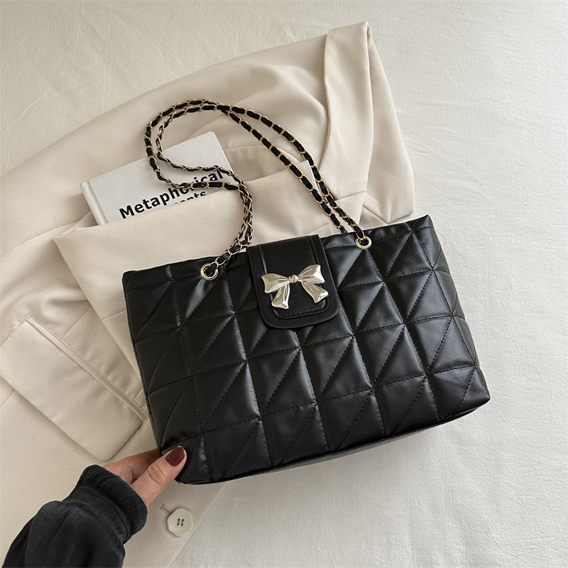 Shopper Tasche für Damen ⎜ Gepolsterte Umhängetasche mit Kettengurt und großer Schleife für stilvolle Outfits