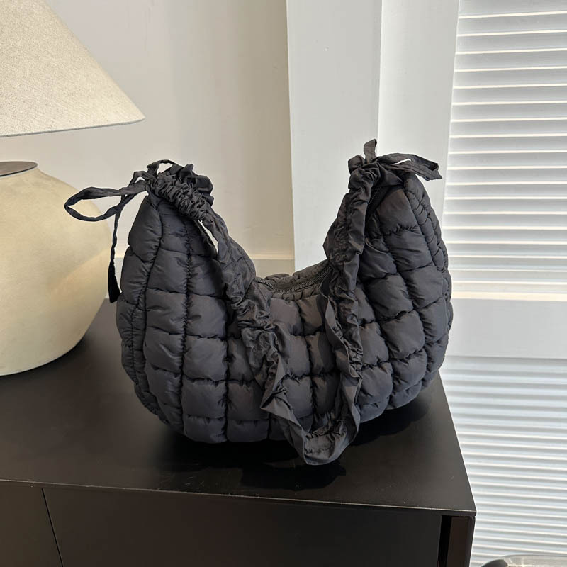 Quilted Schultertasche für Damen ⎜ Modische Henkeltasche mit verstellbarem Tragegurt und raffiniertem Design
