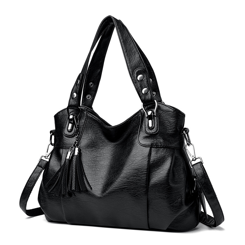 Handtasche für Damen ⎜ Weiche Schultertasche in Lederoptik mit Quastenanhänger und viel Stauraum