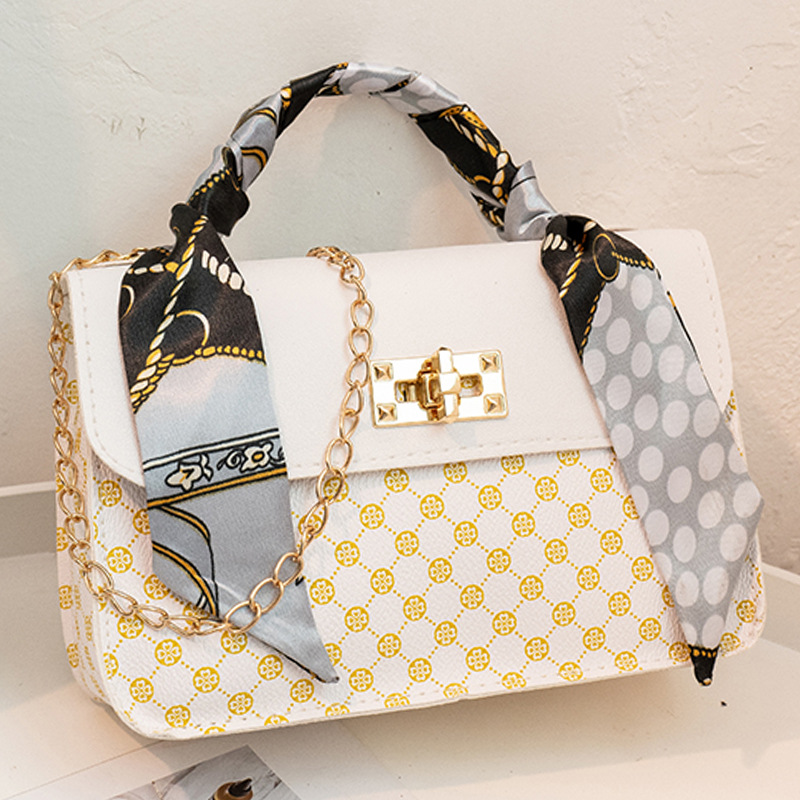 Schultertasche für Damen mit Kettengurt ⎜ Modische Handtasche mit Seidenschal-Detail für Freizeit und Stadtbummel