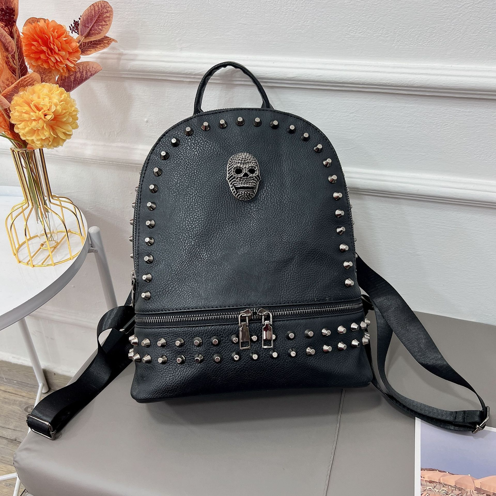 Damen Rucksack im Punk-Stil ⎜ Modischer Leder-Rucksack mit Nieten und Totenkopf-Details