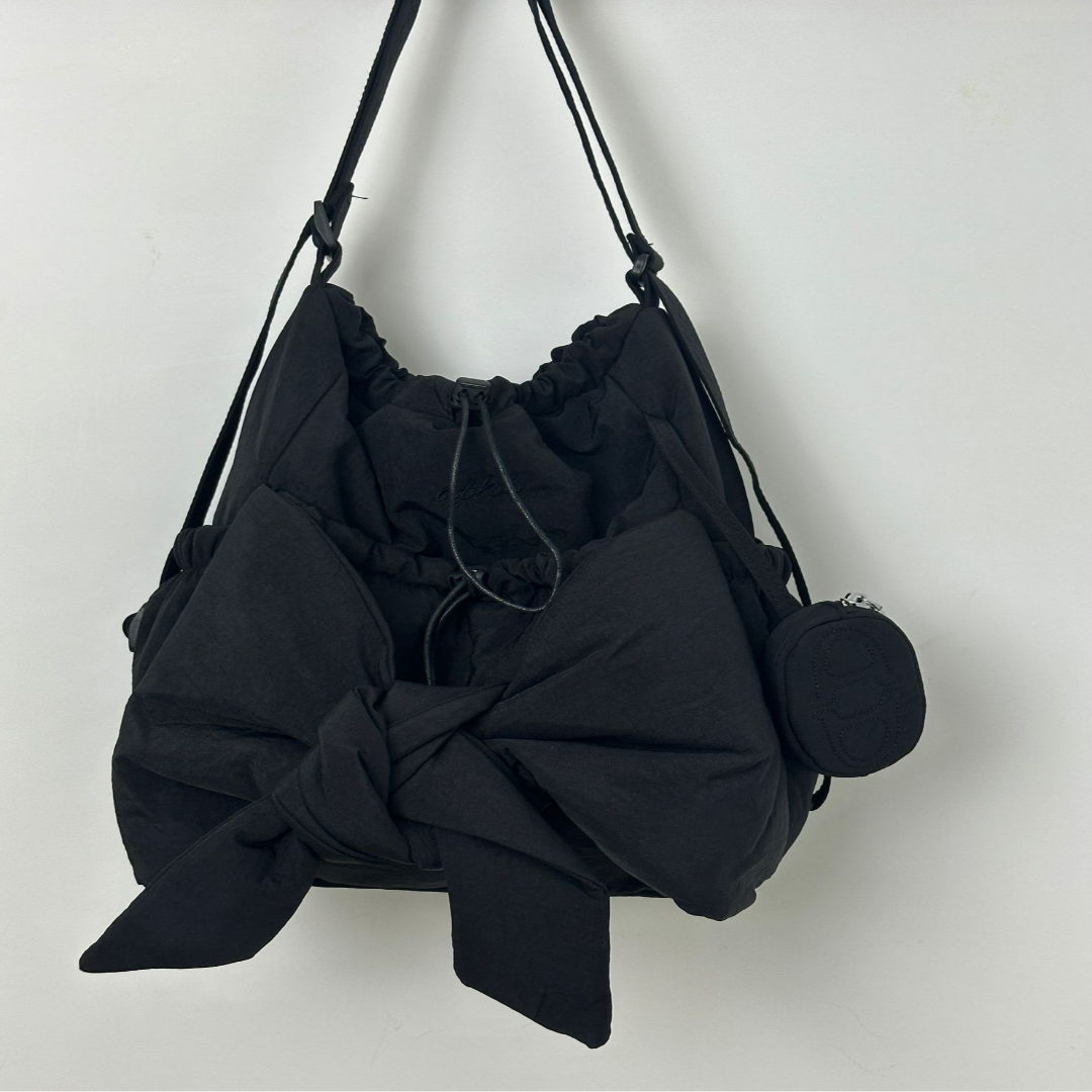 Damen Freizeittasche mit Schleife ⎜ Stylische Schultertasche mit Kordelzug und weichem Stoff für Alltag