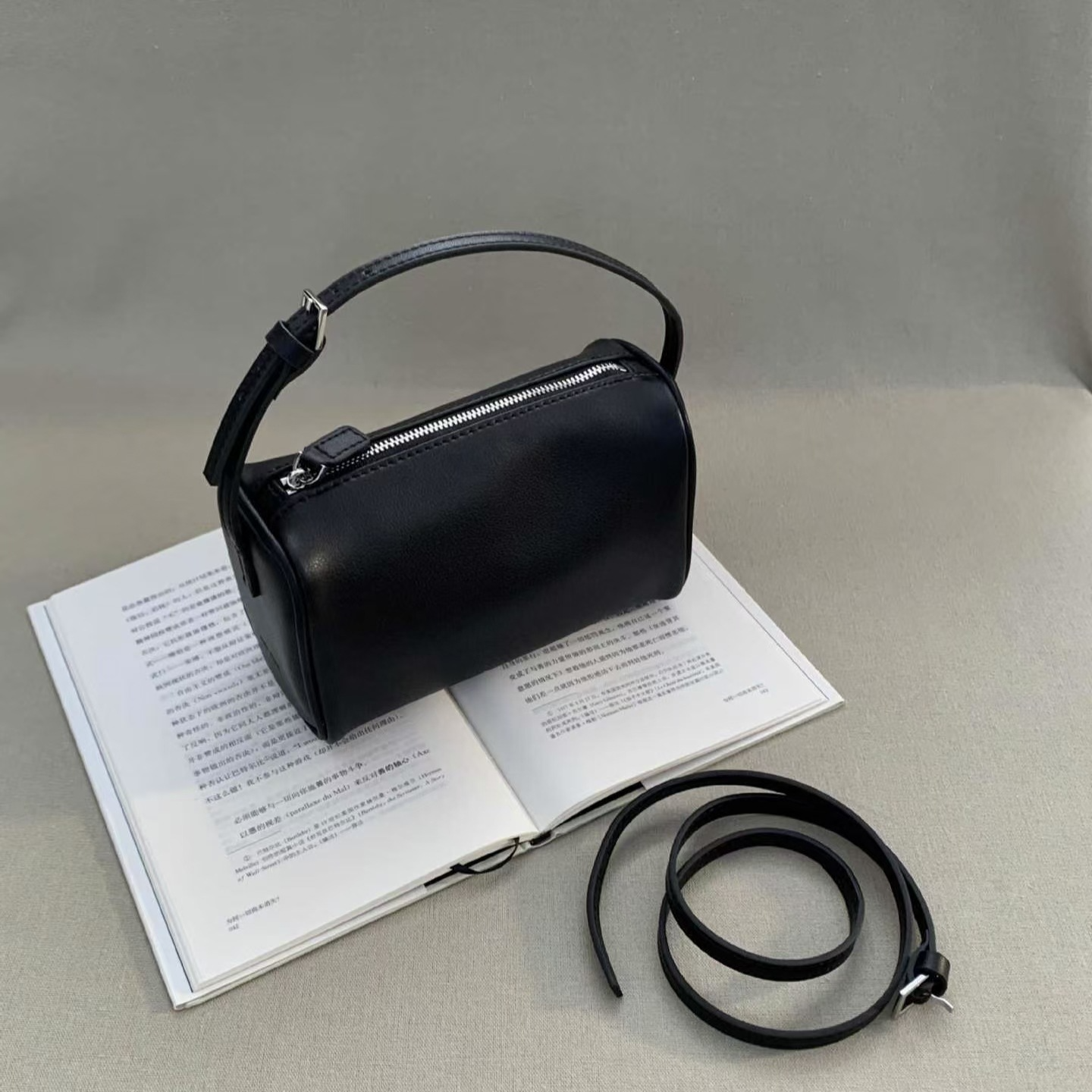 Mini-Handtasche aus Wildleder für Damen ⎜ Kompakte Schultertasche im eleganten Design
