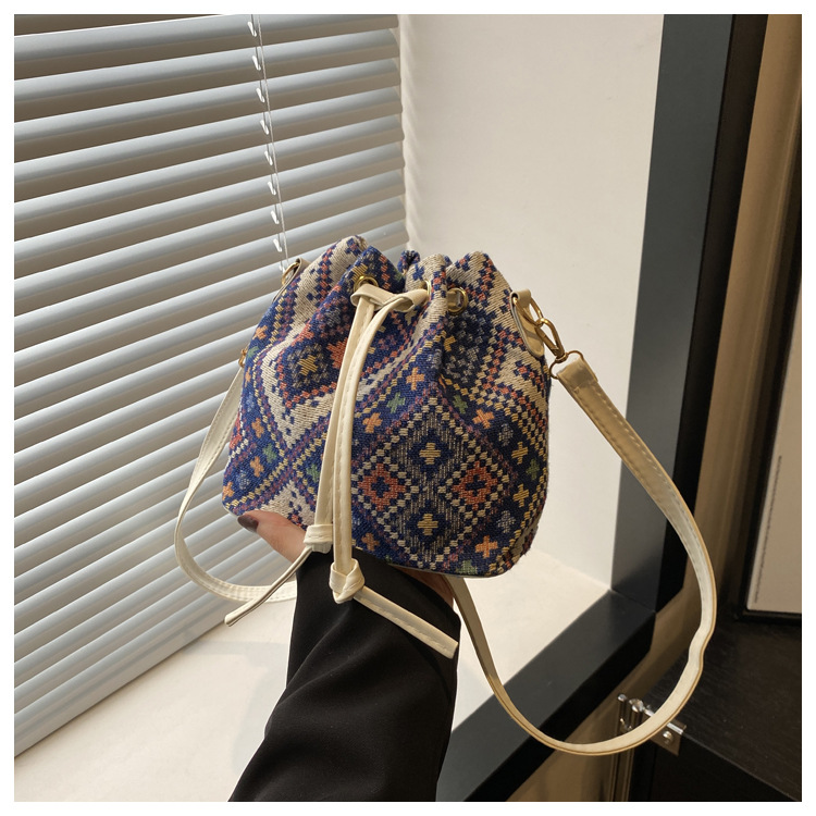Umhängetasche im Retro-Stil ⎜ Praktische Beuteltasche mit trendigem Muster und verstellbarem Schultergurt