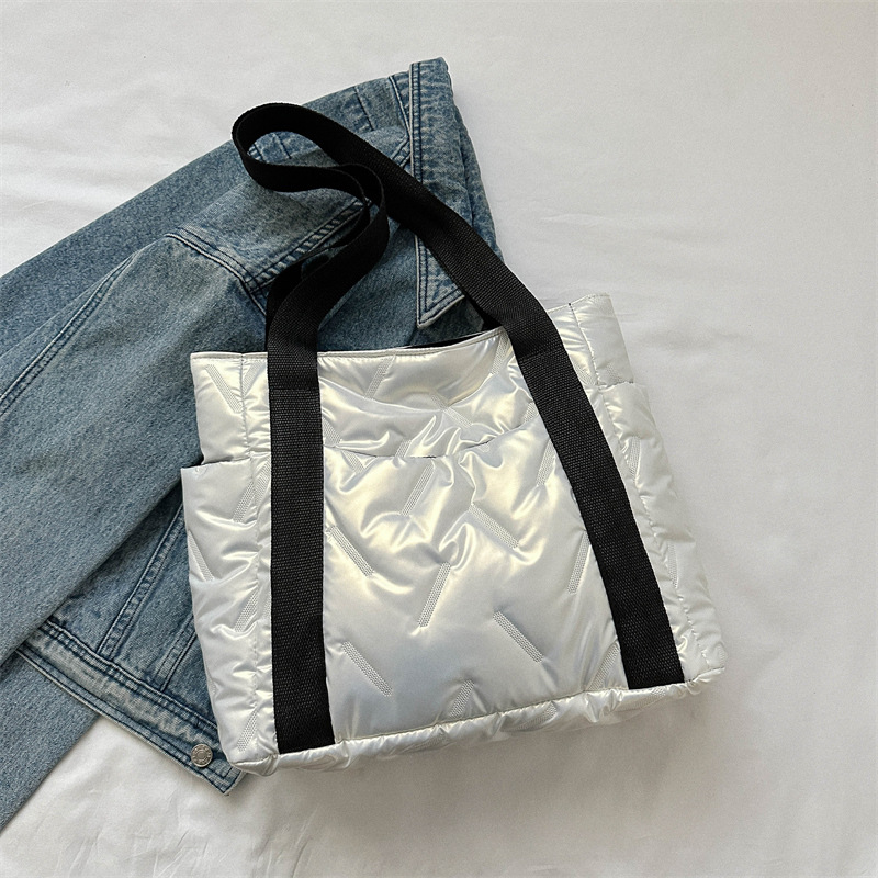 Schultertasche für Damen ⎜ Gepolsterte Wintertasche mit Seitentaschen und breiten Tragegriffen für den Alltag