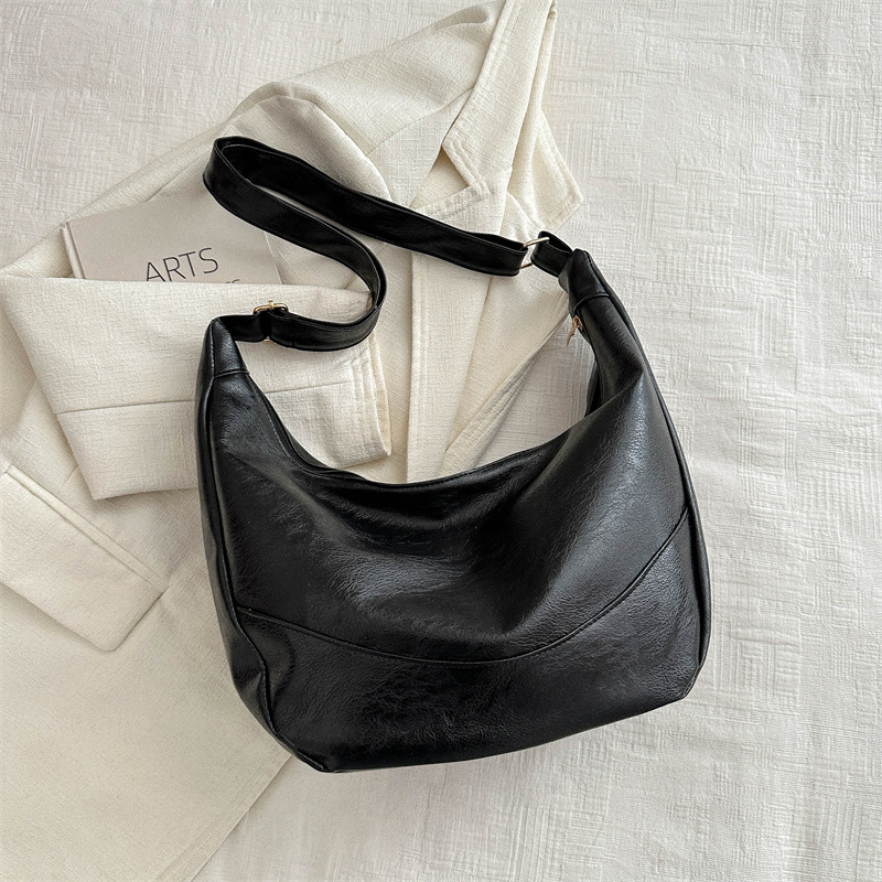 Damen Umhängetasche ⎜ Lässige Schultertasche mit Weichem Design und Abnehmbarem Teddy-Anhänger