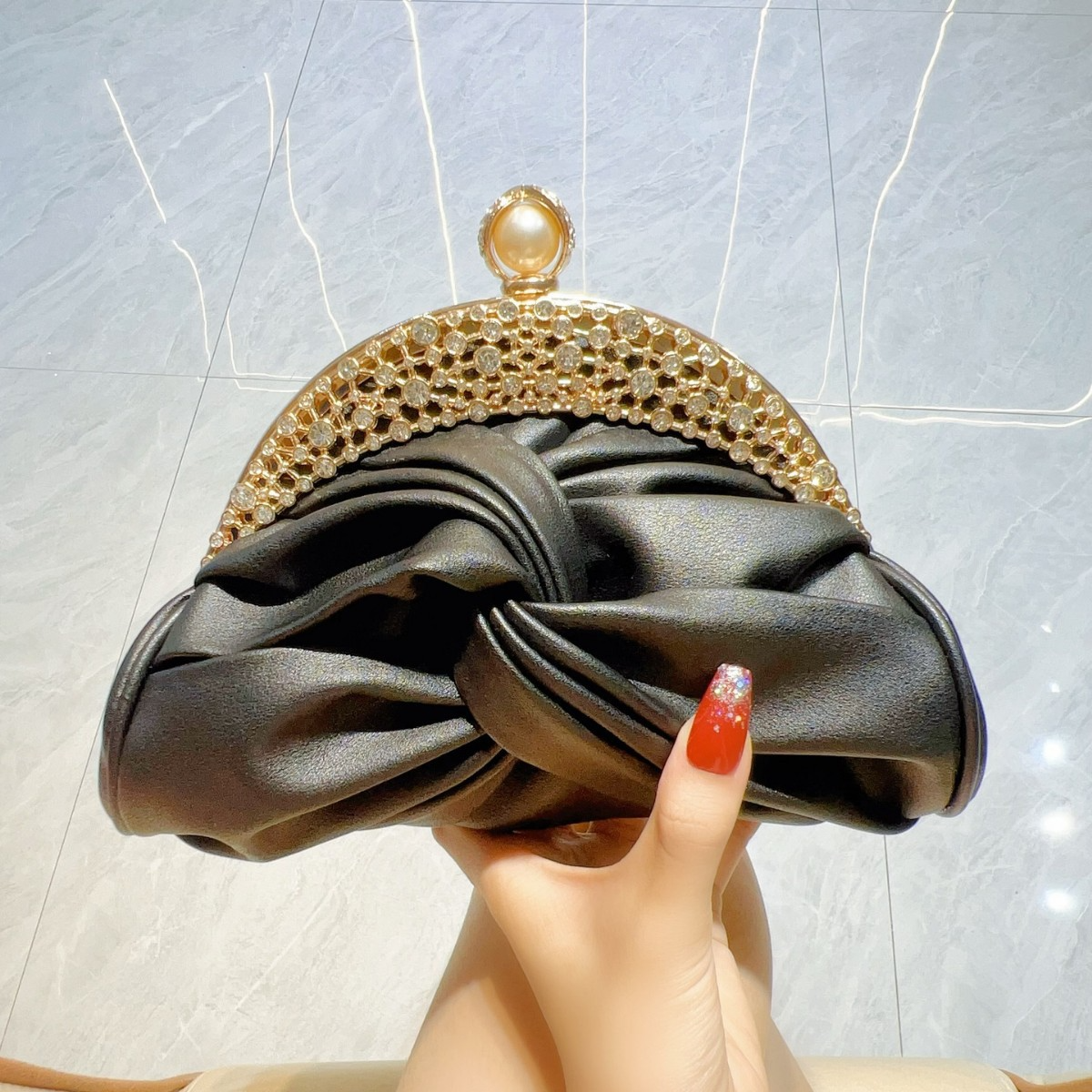 Elegante Clutch für Damen ⎜ Stilvolle Abendtasche mit funkelndem Schmuckakzent und edlem Design