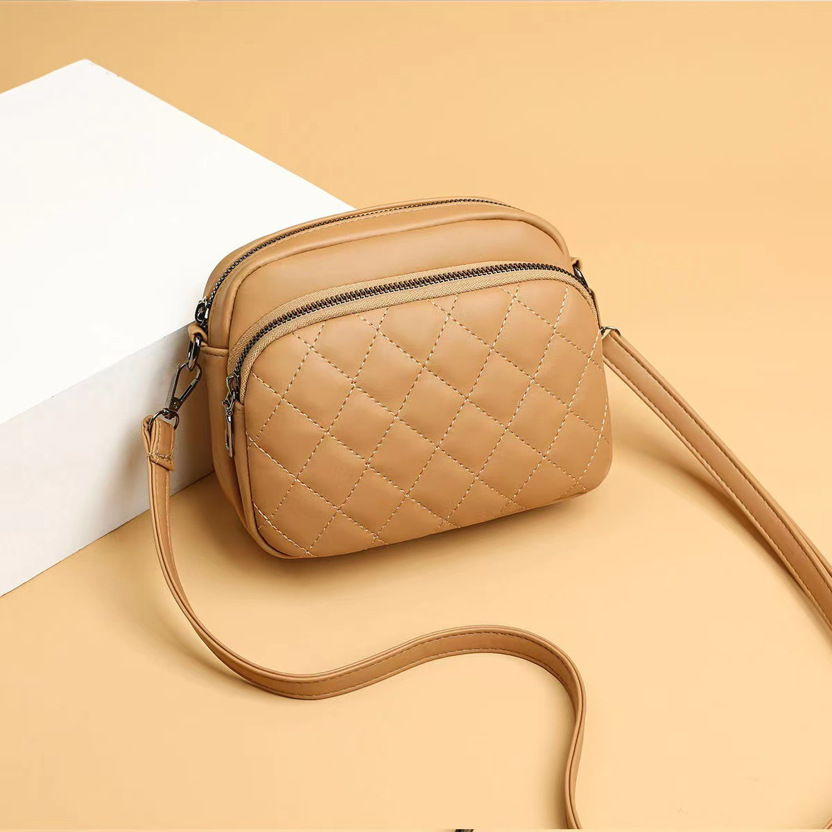 Damen Umhängetasche ⎜ Kompakte Schultertasche mit Steppmuster für Alltag und Freizeitoutfits