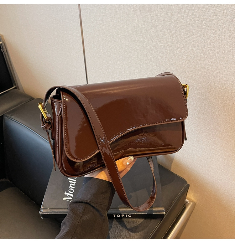 Schultertasche für Damen ⎜ Glänzende Umhängetasche mit schlichtem Design für elegante Outfits und Alltag