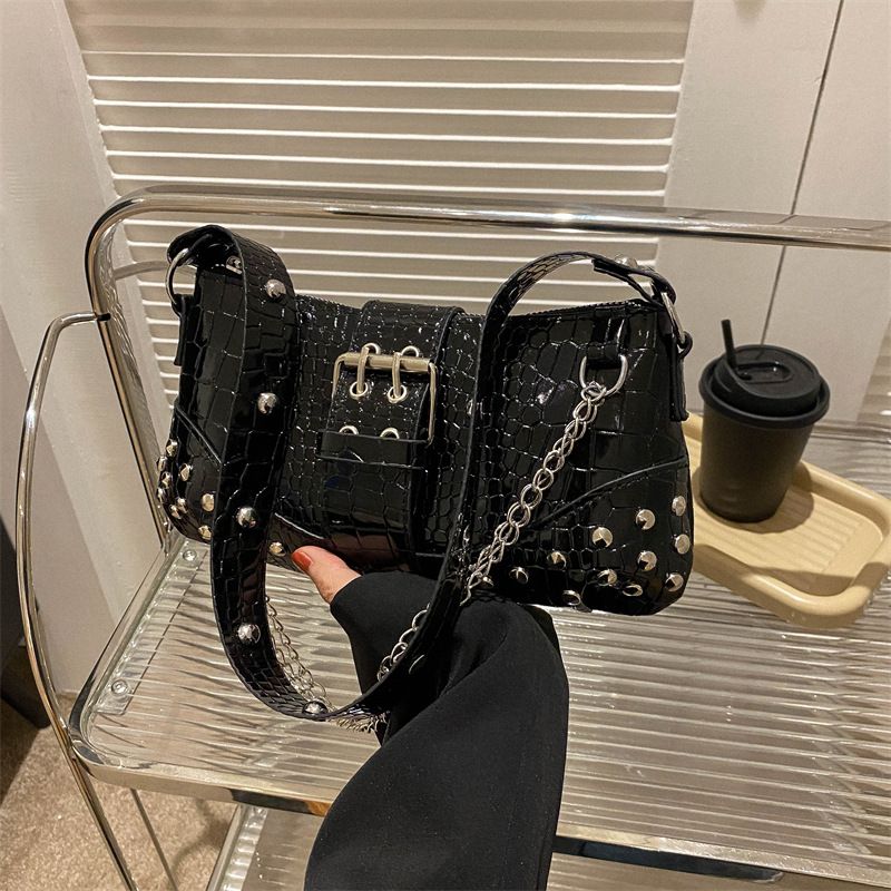 Modische Damen Schultertasche ⎜ Robuste Umhängetasche mit Kroko-Prägung, Nieten und Kettenriemen