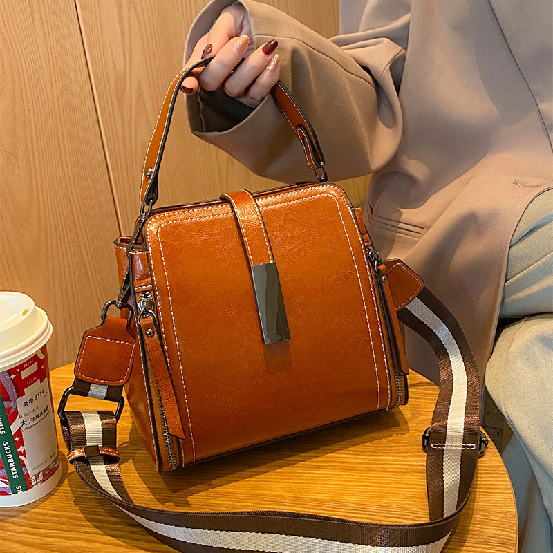 Damen Schultertasche aus Echtleder ⎜ Elegante Umhängetasche für Alltag und Büro mit Kurzgriff und Reißverschluss