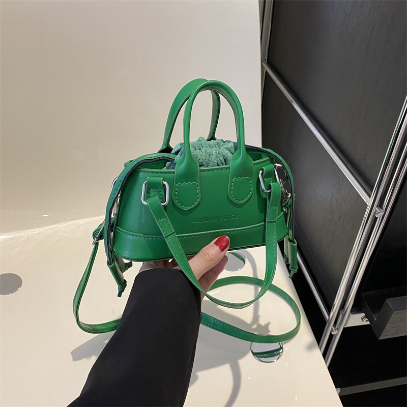 Mini Handtasche für Damen ⎜ Farbige Umhängetasche mit Tragegriff für Alltag, Party und stilvolle Outfits