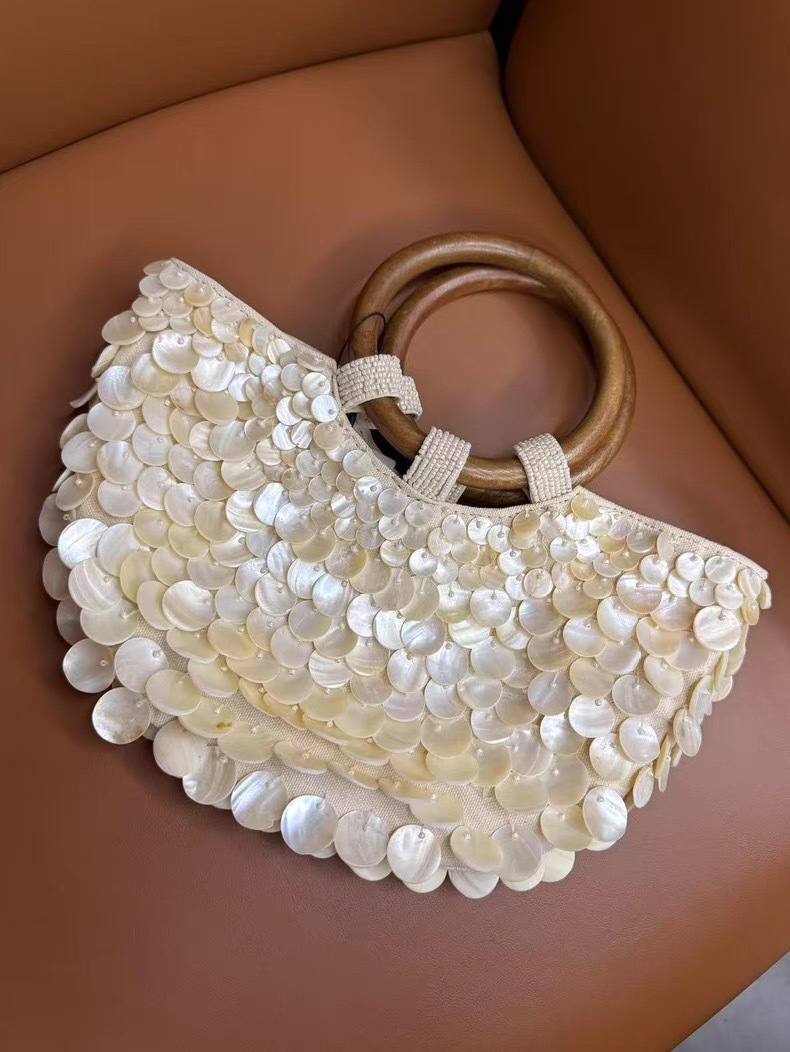 Handtasche aus Muscheln ⎜ Elegante Damen Tasche mit Holzgriffen und handgefertigten Details