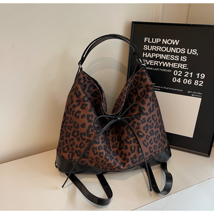 Rucksack für Damen ⎜ Modischer Leoprint-Rucksack mit großer Kapazität und variabler Tragefunktion für Alltag und Reisen