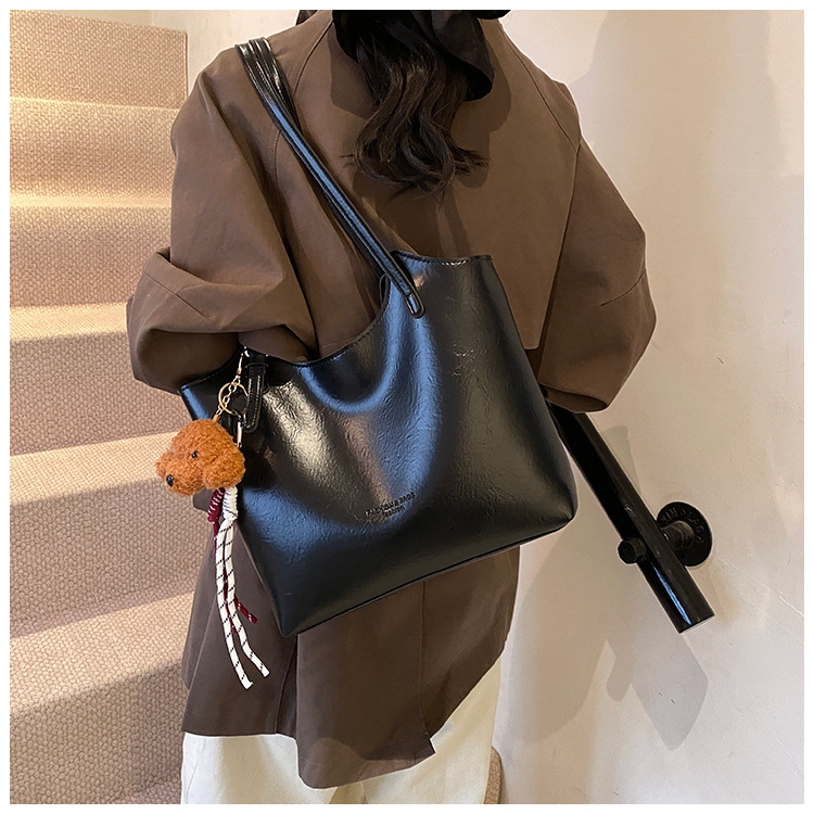Damen Schultertasche ⎜ Geräumige Retro-Tasche aus Kunstleder für Alltag und Büro