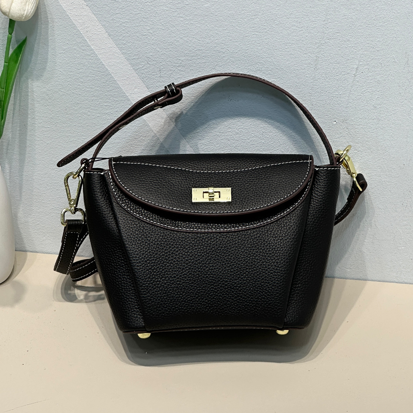 Schultertasche für Damen in Pastellfarbe ⎜ Elegante Umhängetasche mit Drehverschluss für Alltag und Ausgehen