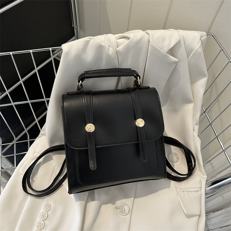 Damen Rucksack in Lederoptik ⎜ Stylischer Mini-Rucksack mit Tragegriff und Anhänger für Alltag und Freizeit