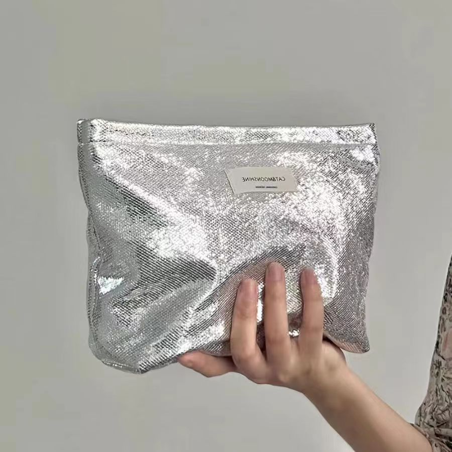 Kosmetiktasche für Damen ⎜ Glänzender Kulturbeutel mit viel Stauraum