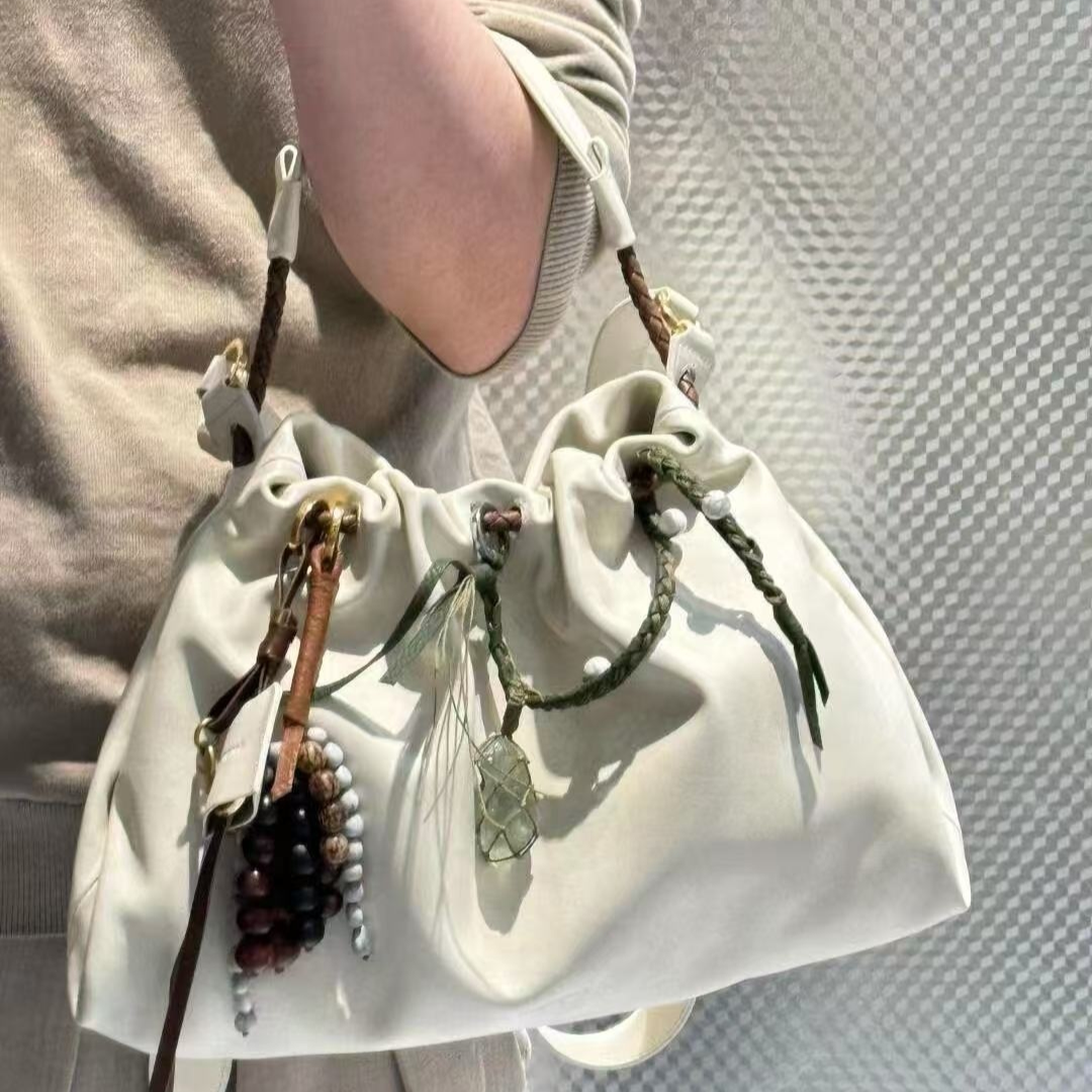 Damen Schultertasche aus Leder ⎜ Große Beuteltasche mit Kordelzug und variablem Trageriemen