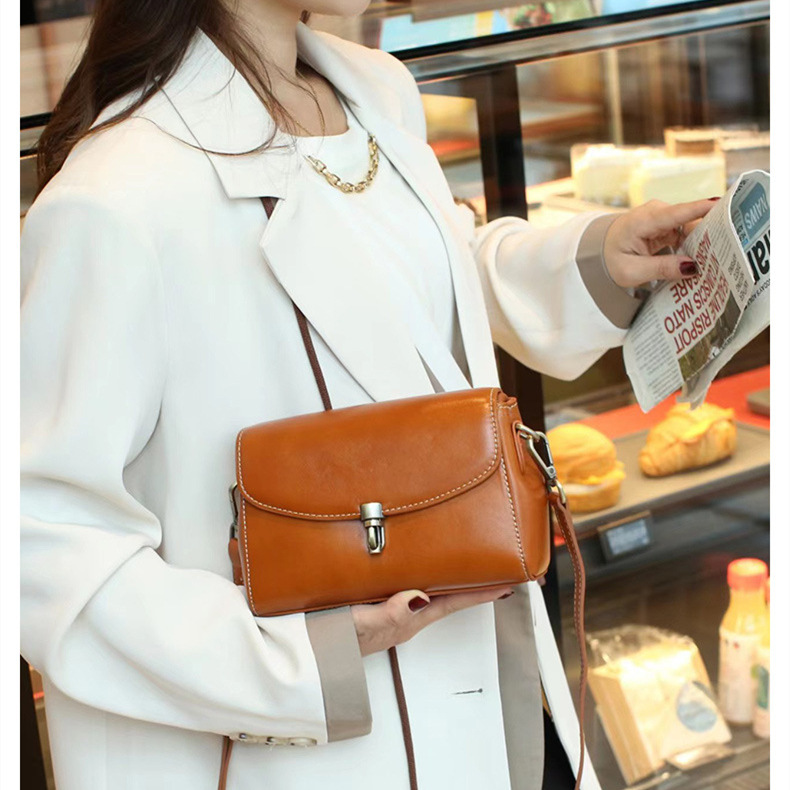 Umhängetasche für Damen ⎜ Kleine elegante Schultertasche aus Kunstleder für Alltag, Büro und Ausgehen