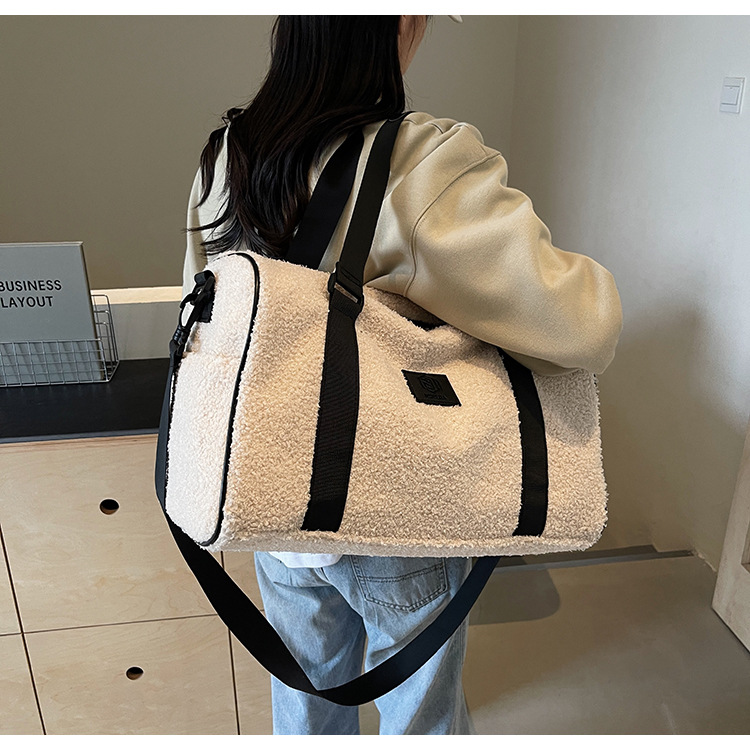 Reisetasche für Damen ⎜ Große Schultertasche aus Teddyfell mit viel Stauraum für Alltag und Wochenendtrips