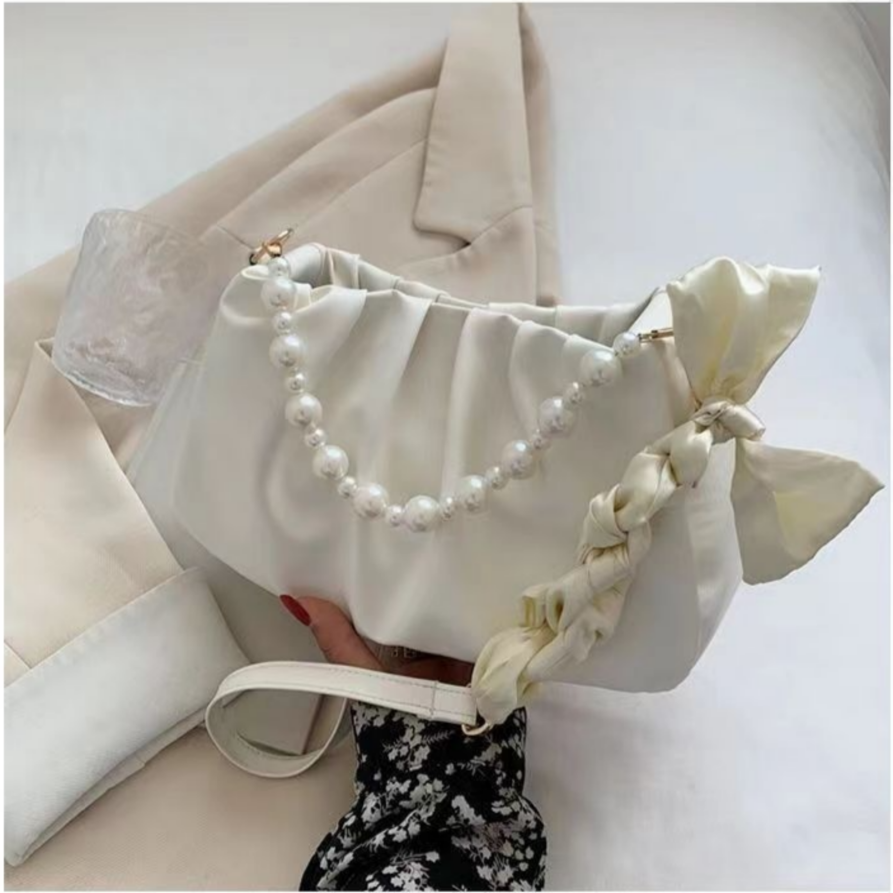Perlen-Schultertasche für Damen ⎜ Elegante Handtasche mit Rüschen und luxuriösem Satin-Tragegriff